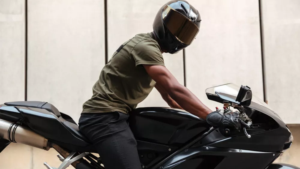 В Екатеринбурге мотоциклист напал на пешехода за то, что тот сделал ему замечание