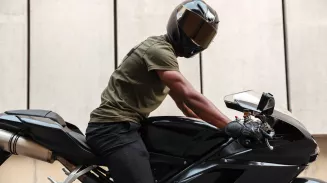 В Екатеринбурге мотоциклист напал на пешехода за то, что тот сделал ему замечание В Екатеринбурге мотоциклист напал на пешехода за то, что тот сделал ему замечание