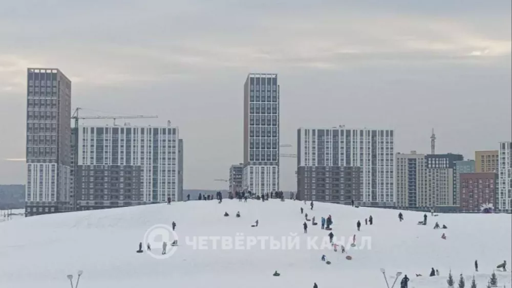 Ребенок на бублике сбил 71-летнюю женщину в парке Екатеринбурга, есть подозрение на перелом Ребенок на бублике сбил 71-летнюю женщину в парке Екатеринбурга, есть подозрение на перелом