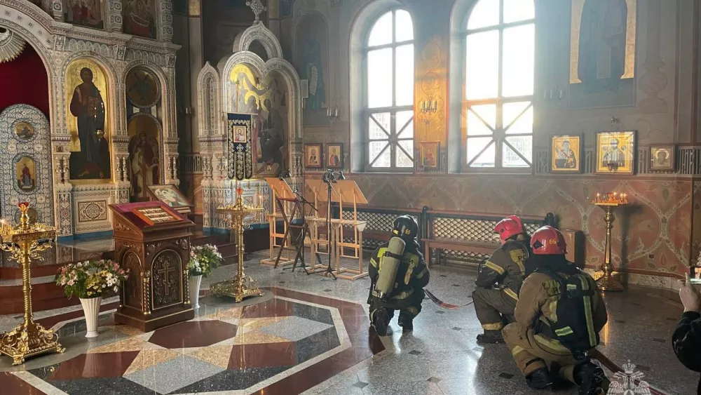 Пожарные провели учения по безопасности в храме перед Рождеством Пожарные провели учения по безопасности в храме перед Рождеством