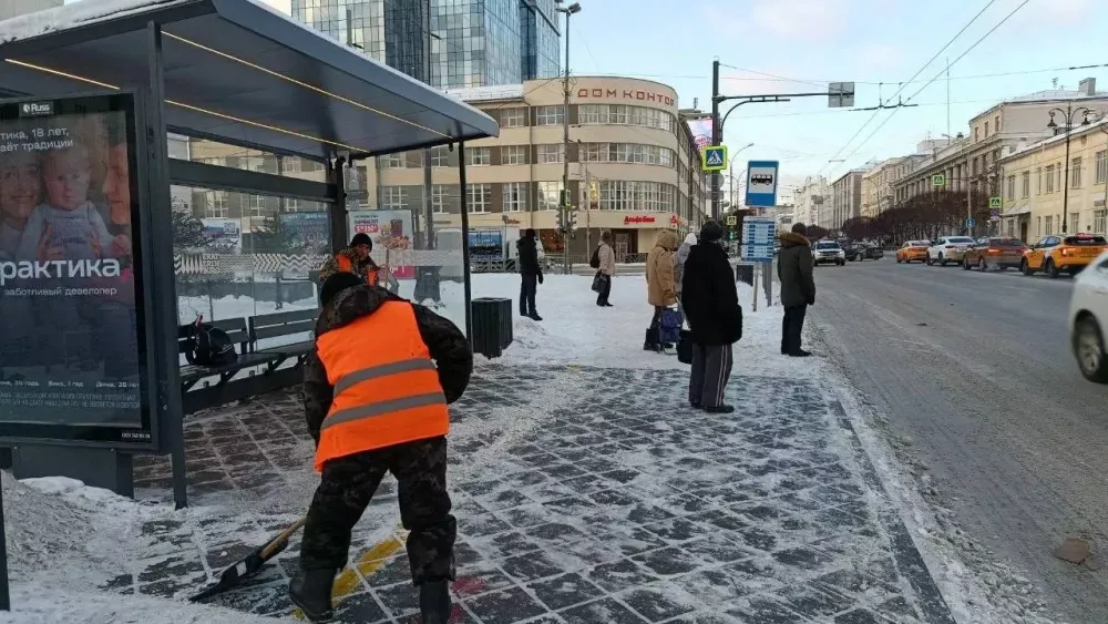 Коммунальные службы Екатеринбурга ежедневно вывозят более 10 тысяч тонн снега с улиц Коммунальные службы Екатеринбурга ежедневно вывозят более 10 тысяч тонн снега с улиц
