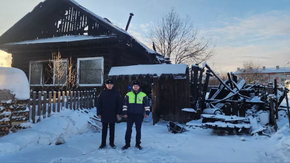 Свердловские автоинспекторы спасли пенсионеров из пожара Свердловские автоинспекторы спасли пенсионеров из пожара