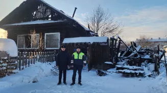 Свердловские автоинспекторы спасли пенсионеров из пожара