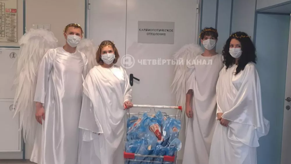 Волонтеры в костюмах ангелов поздравили пациентов Детской больницы № 11 Екатеринбурга с Рождеством Волонтеры в костюмах ангелов поздравили пациентов Детской больницы № 11 Екатеринбурга с Рождеством