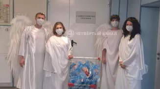 Волонтеры в костюмах ангелов поздравили пациентов Детской больницы № 11 Екатеринбурга с Рождеством