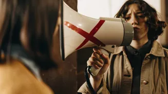 Как восстановить голос и вернуться к общению после праздников: советы тренера по речи