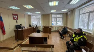 В Екатеринбурге водителя арестовали на 10 суток за отказ снять тонировку с авто