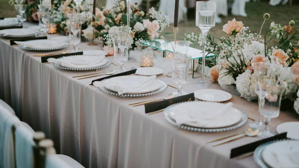 Отель в Екатеринбурге выплатит компенсацию за срыв брони на свадьбу