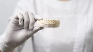 В Госдуме предложили обеспечить всех пенсионеров бесплатным зубным протезированием В Госдуме предложили обеспечить всех пенсионеров бесплатным зубным протезированием