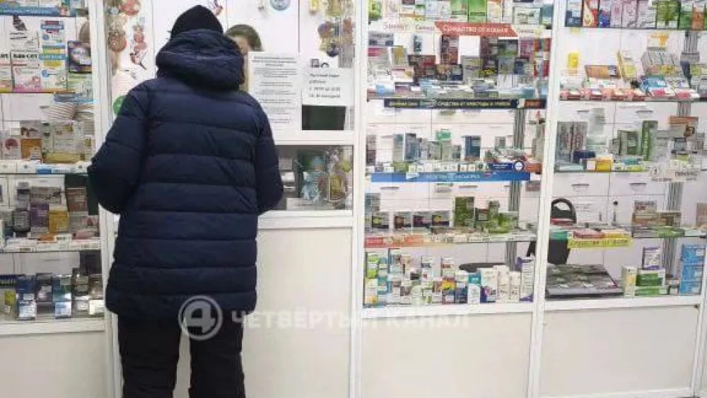 Студенты помогают справляться с очередями в аптеках