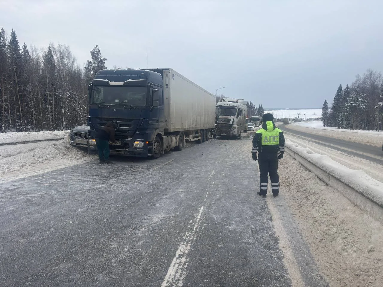 Три автомобиля столкнулись на трассе Пермь — Екатеринбург