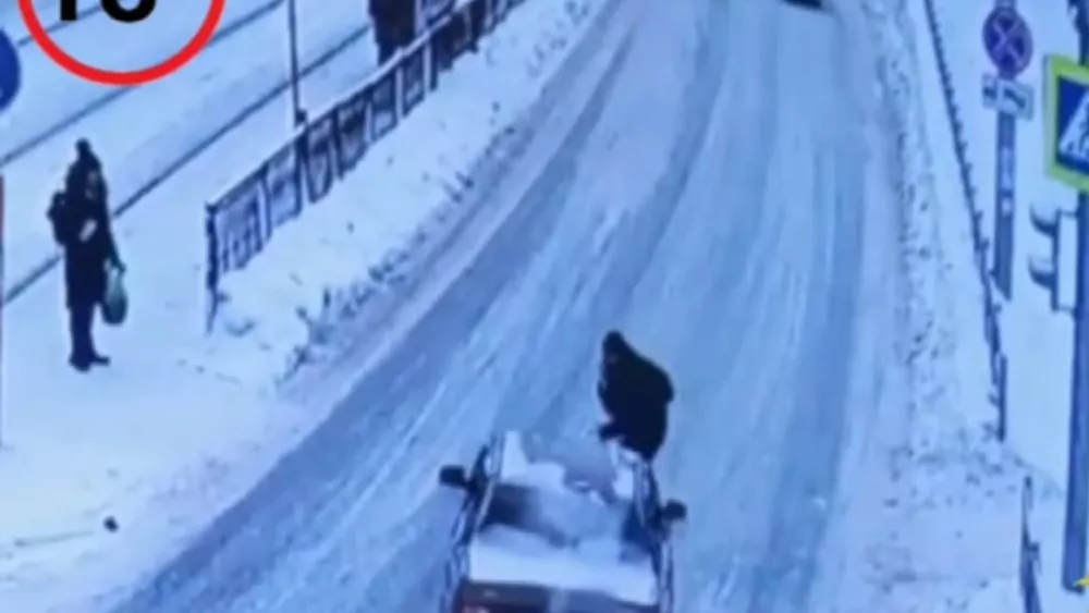 Подросток «залип» в телефон и попал под машину в Екатеринбурге Подросток «залип» в телефон и попал под машину в Екатеринбурге