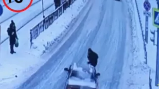 Подросток «залип» в телефон и попал под машину в Екатеринбурге Подросток «залип» в телефон и попал под машину в Екатеринбурге