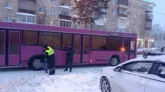 Пешеход попал под колеса автобуса, пытаясь помочь застрявшему автомобилю