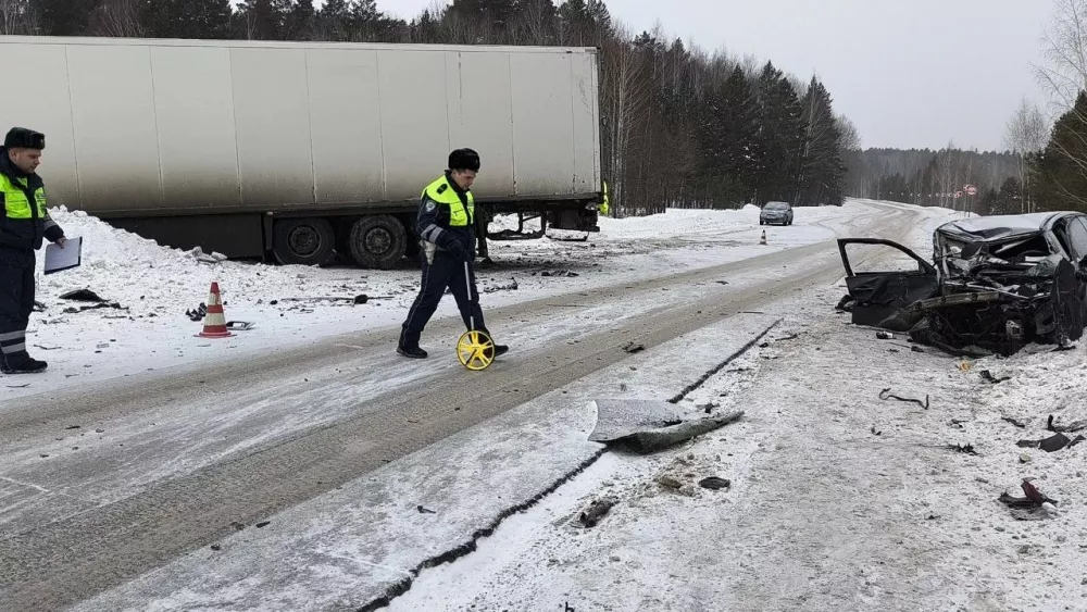 Снег и встречная полоса: в Артёмовском районе в ДТП с фурой погиб пассажир