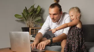 Отпускать родителей на удалёнку во время школьных каникул предложили в Госдуме Отпускать родителей на удалёнку во время школьных каникул предложили в Госдуме