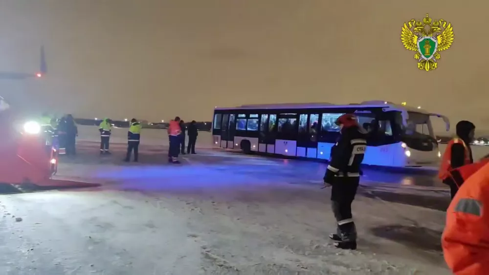 Самолёт из Екатеринбурга выкатился за пределы полосы в Пулково