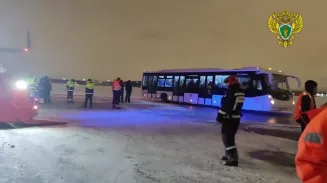 Самолёт из Екатеринбурга выкатился за пределы полосы в Пулково Самолёт из Екатеринбурга выкатился за пределы полосы в Пулково
