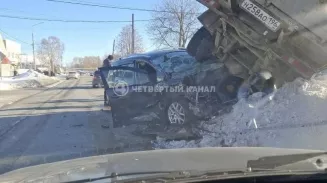 «Тойота» опрокинула грузовик в Алапаевске: трое пострадали в ДТП «Тойота» опрокинула грузовик в Алапаевске: трое пострадали в ДТП