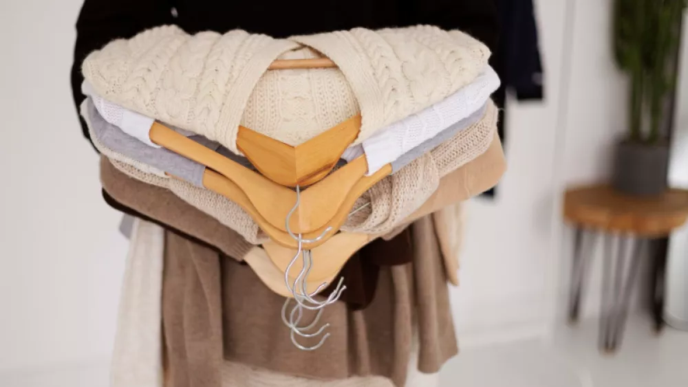 100 кг одежды с бирками пытались ввезти блогеры через Кольцово