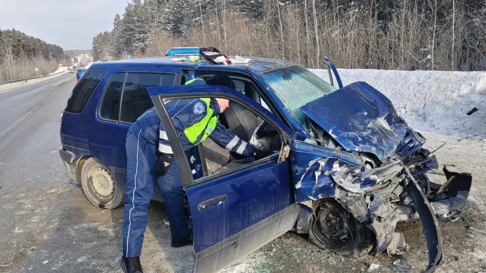 Два автомобиля столкнулись на трассе под Берёзовским: водитель погиб