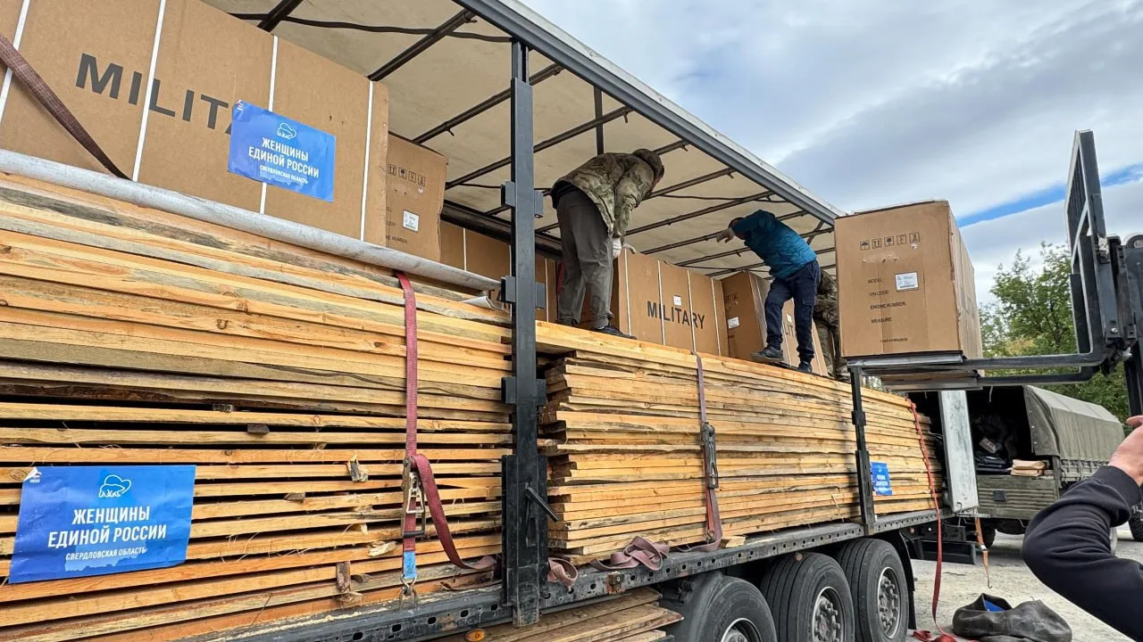Более 18 тысяч тонн гуманитарной помощи отправили уральцы в зону СВО