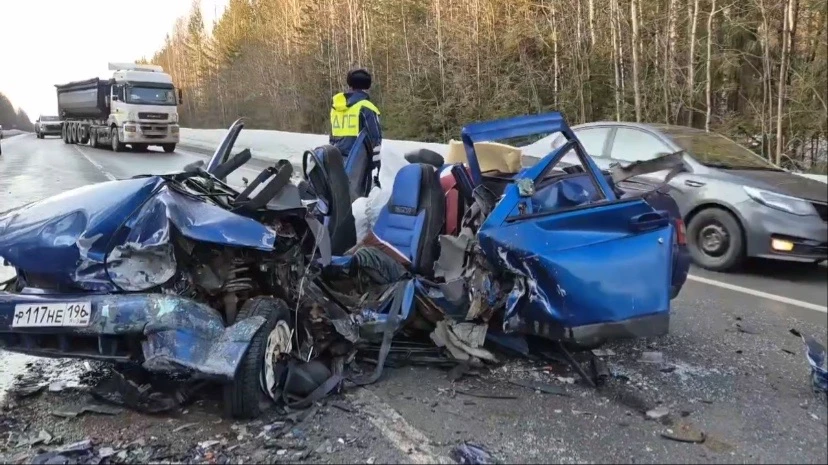 Машина всмятку: легковушки столкнулись лоб в лоб под Кушвой