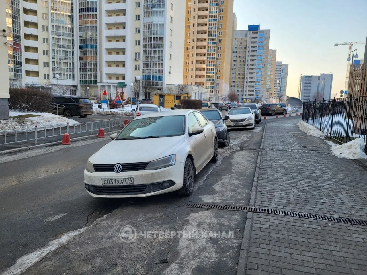 Единственный тротуар к школе и детсаду заставили машинами в Екатеринбурге