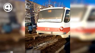 В Нижнем Тагиле трамвай сошел с рельсов из-за постороннего предмета
