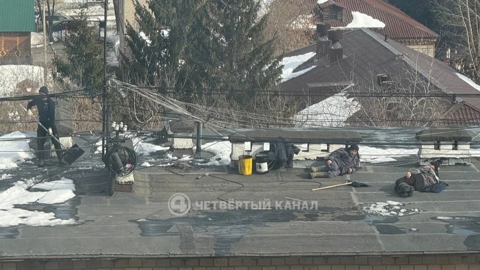 Пляж на крыше устроили коммунальщики в Екатеринбурге Пляж на крыше устроили коммунальщики в Екатеринбурге