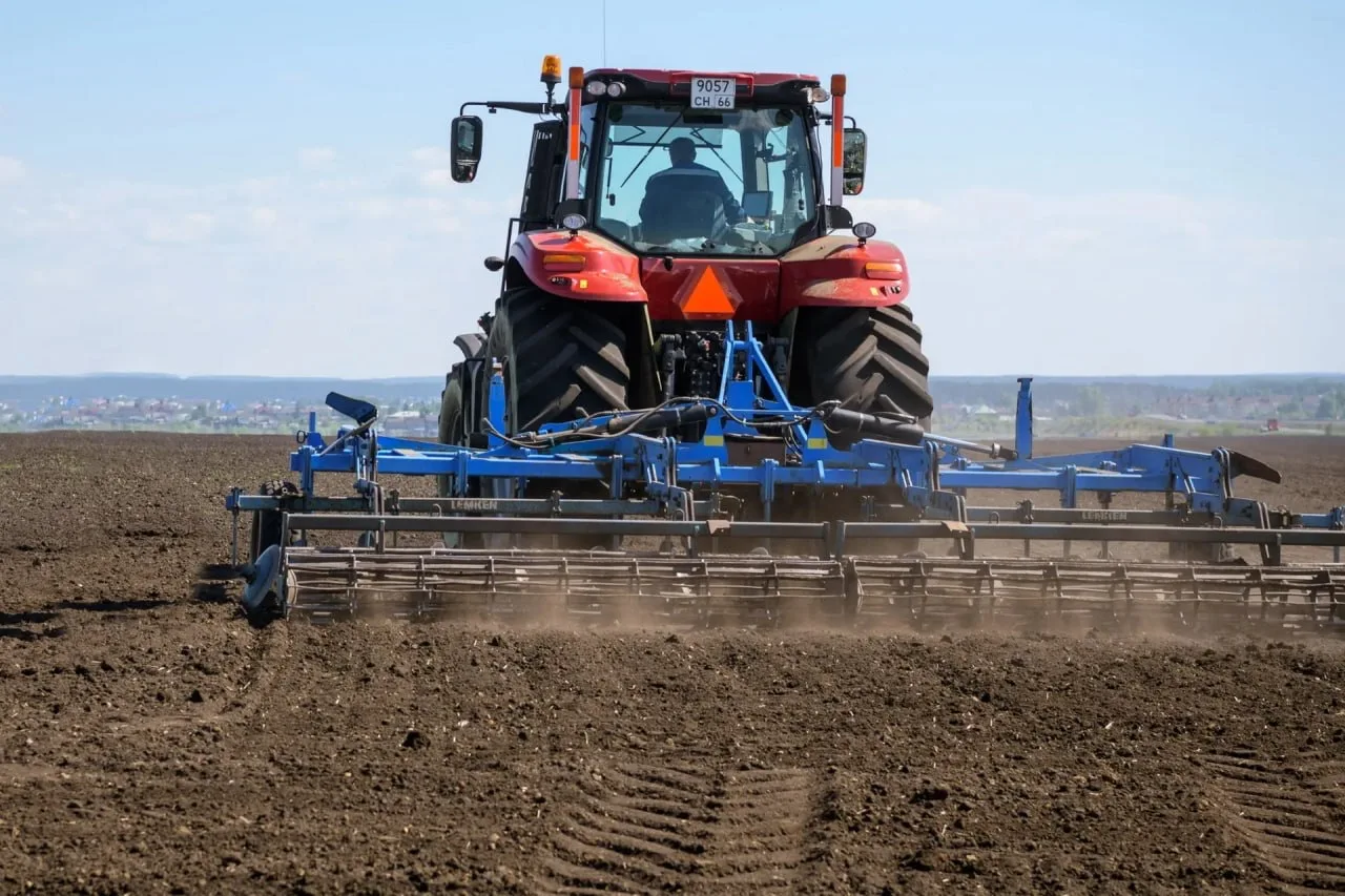 Тракторы на старт: на Урале готовятся засеять 760 тысяч гектаров Тракторы на старт: на Урале готовятся засеять 760 тысяч гектаров