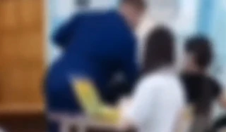 Орал и стучал кулаком по парте - мать школьницы жалуется на агрессивного учителя Орал и стучал кулаком по парте - мать школьницы жалуется на агрессивного учителя