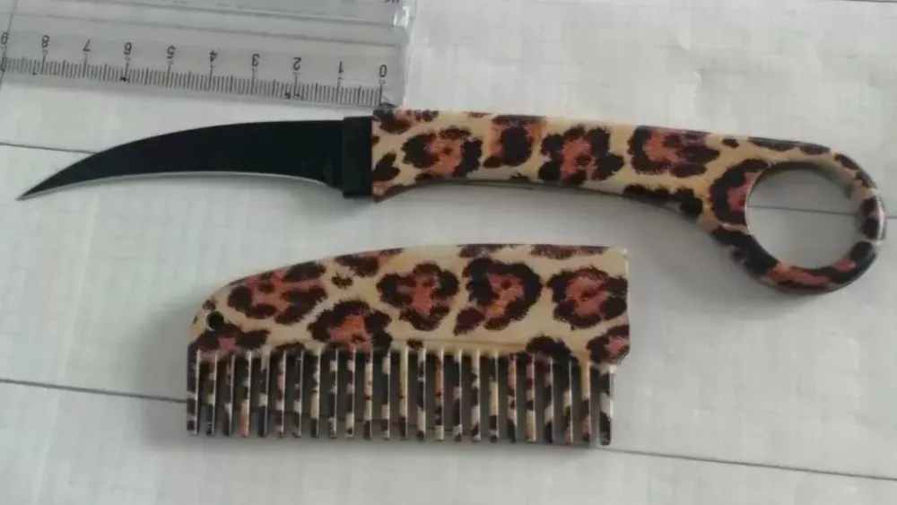 Опасную расческу чуть не пронесли в суд Екатеринбурга