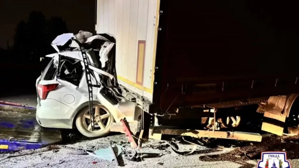 Ford Explorer влетел под фуру перед мостом на ЕКАД Ford Explorer влетел под фуру перед мостом на ЕКАД