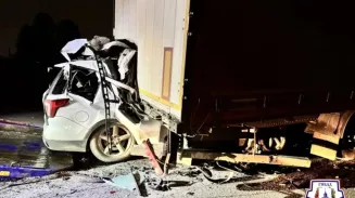 Ford Explorer влетел под фуру перед мостом на ЕКАД Ford Explorer влетел под фуру перед мостом на ЕКАД