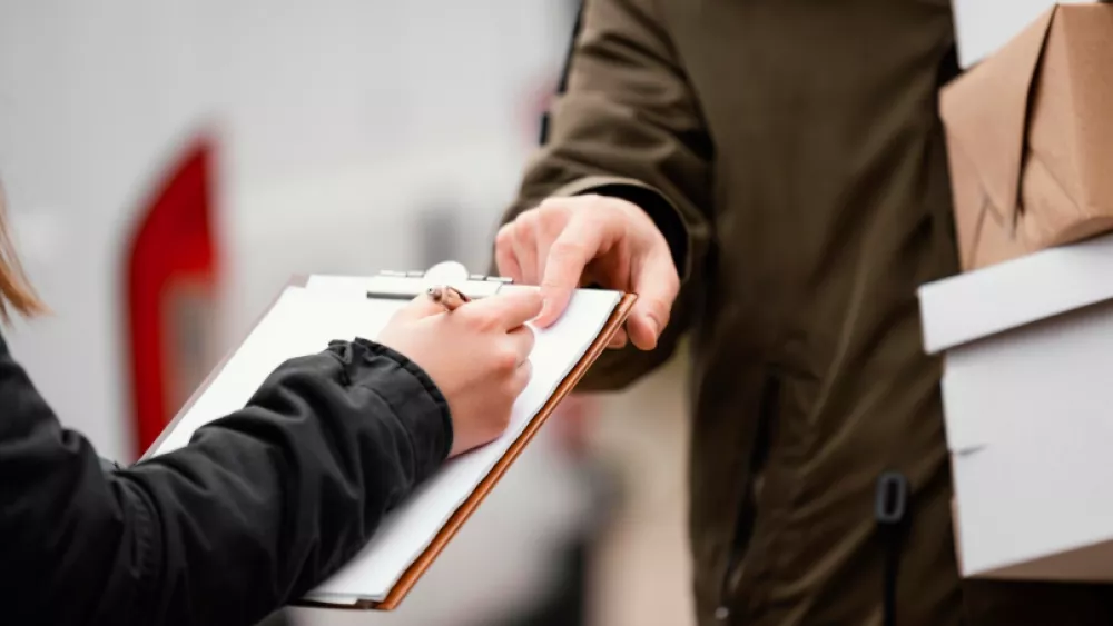 Крупную партию сигарет из Китая изъяли таможенники в Кольцово