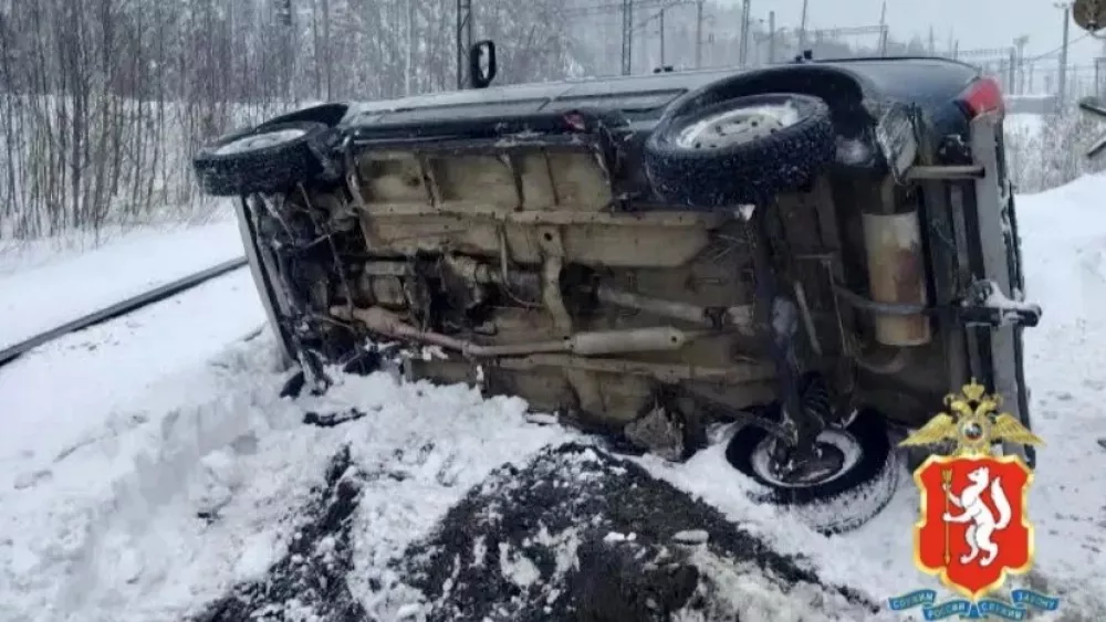 Снегоуборочная машина вылетела на встречку на ж/д переезде под Качканаром