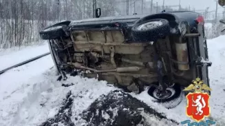 Снегоуборочная машина вылетела на встречку на ж/д переезде под Качканаром