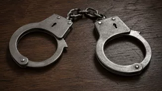 Приставы разыскали алиментщика, заказав у него установку натяжных потолков