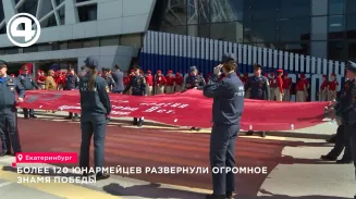 Более 120 юнармейцев развернули огромное Знамя Победы