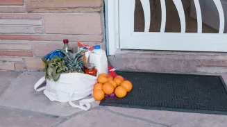 Волонтеры помогают пенсионерам