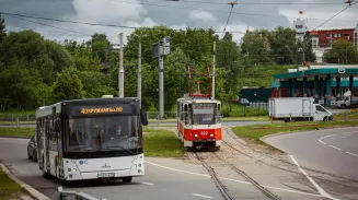 Трамвай протаранил автобус