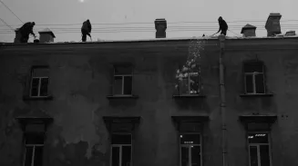 Кандидат в мэры чистит крыши