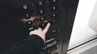 Как не паниковать в застрявшем лифте?