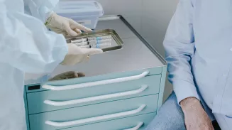 Волонтеры помогают записывать уральцев на вакцинацию