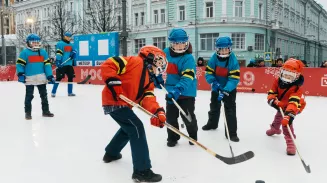Хоккеистка в мальчишеской команде Хоккеистка в мальчишеской команде