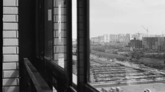 Как уберечь ребенка от падения из окна