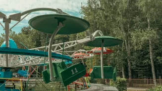 На качелях должны качаться только дети?