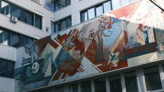 Жилой дом превратили в арт-пространство художница из Первоуральска