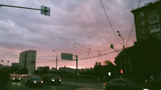 Неадекватный водитель едва не угробил своих дочерей